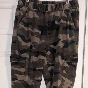 High-waisted Camouflage Cargos